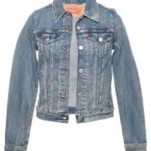 LEVI’S Medium Washed Denim Jacket